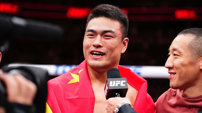 Amukan Sang Pendatang: Zhang Mingyang Tumbangkan Anthony Smith dengan Sikut Maut di UFC Kansas City