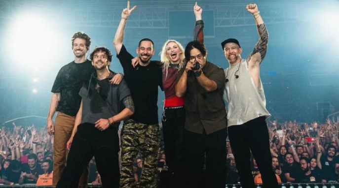 Linkin Park Bagi-bagi Tahu Bulat Gratis Jelang Konser di Jakarta