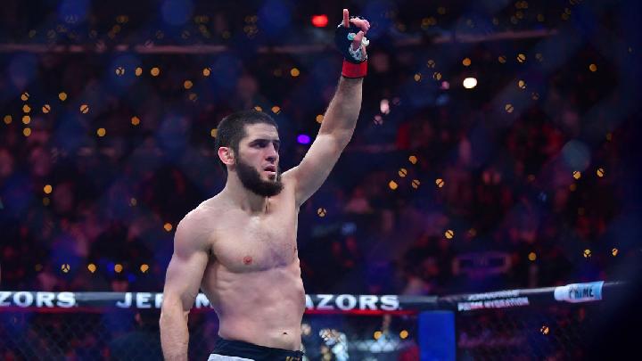 Duel Legenda: Makhachev Pertahankan Gelar Ringan dengan Submission Dramatis atas Poirier